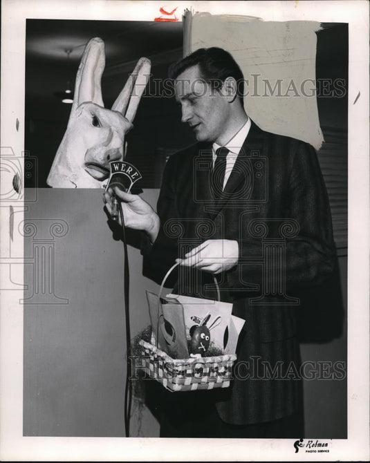 1958 Press Photo Bob Ancell & Easter Bunny - Historic Images