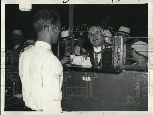 1933 Press Photo Dr Fred L Watson, cashing his welfare check during depression - Historic Images