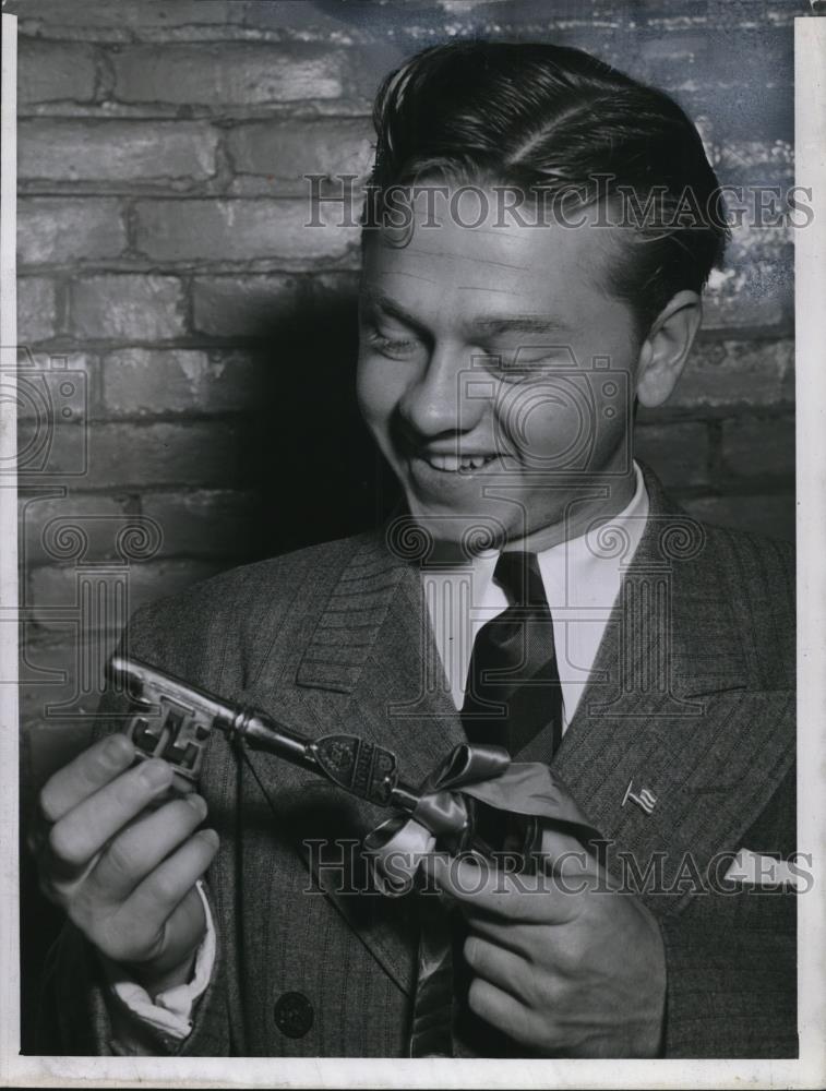 1948 Press Photo Actor Mickey Rooney w/ Key to city presented by Mayor Burton - Historic Images