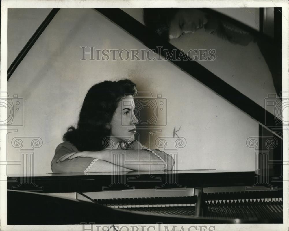 1942 Press Photo Eunice Podis Piano Teacher Cleveland Institute of Music - Historic Images