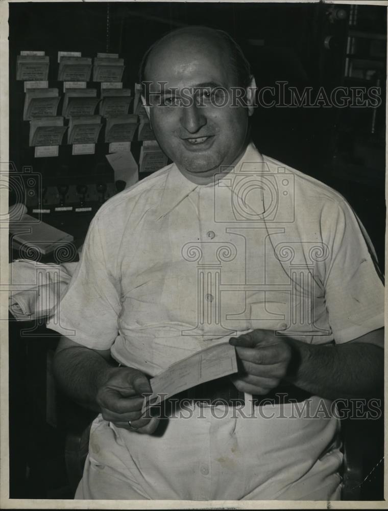 1945 Press Photo Jack Sandel Jewish Refugee Dentist - Historic Images