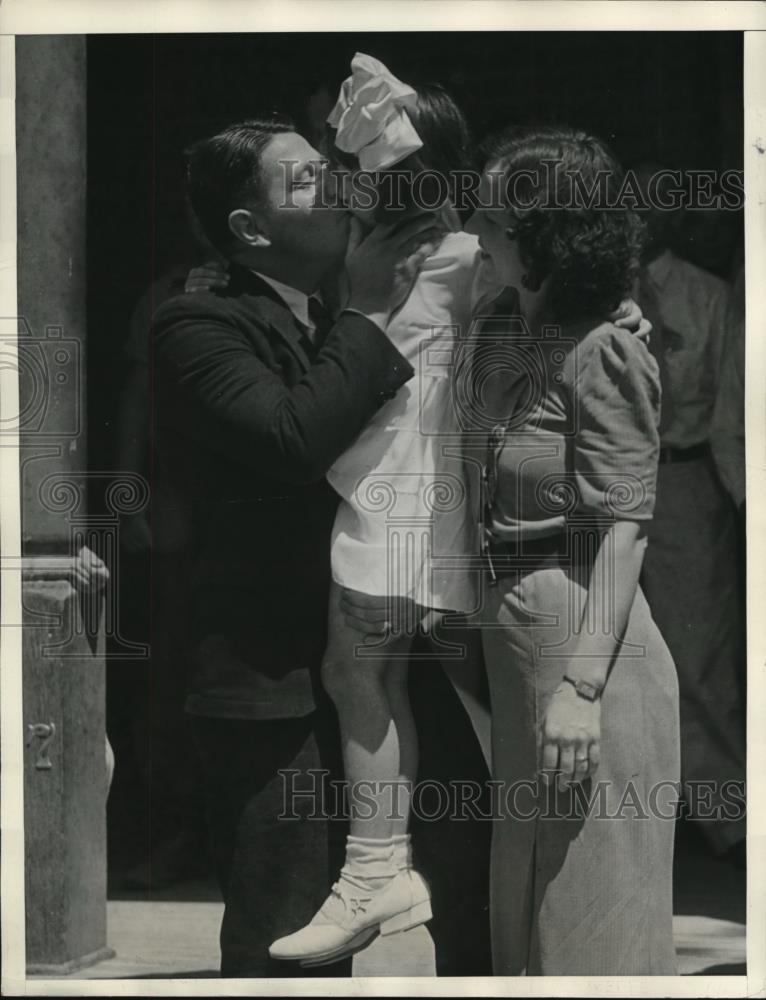 1934 Press Photo June Robles with Parents Mr. and Mrs. Fernando Robles - Historic Images