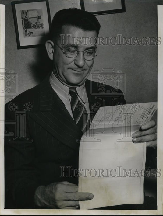 1941 Press Photo Abe Pickies & his deed for school playground - Historic Images