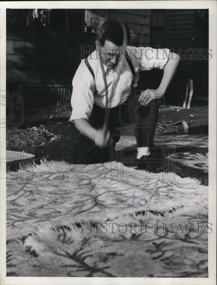 1938 Press Photo A Pickens Beating Rugs - Historic Images