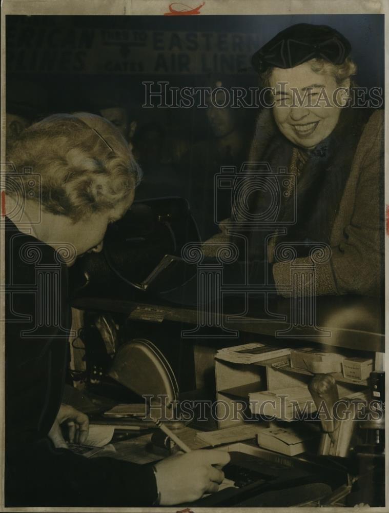1953 Press Photo Miss Marie Gallagher &amp; Mrs Eleanor Roosevelt - Historic Images