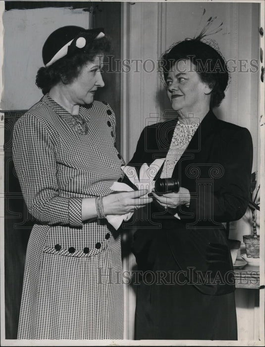 1946 Press Photo Mrs Louis B Seltzer & Mrs Guy T Rockwell - Historic Images