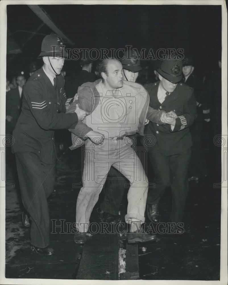 1957 Press Photo Police, Strike Pickets At Spitalfields Market - Historic Images