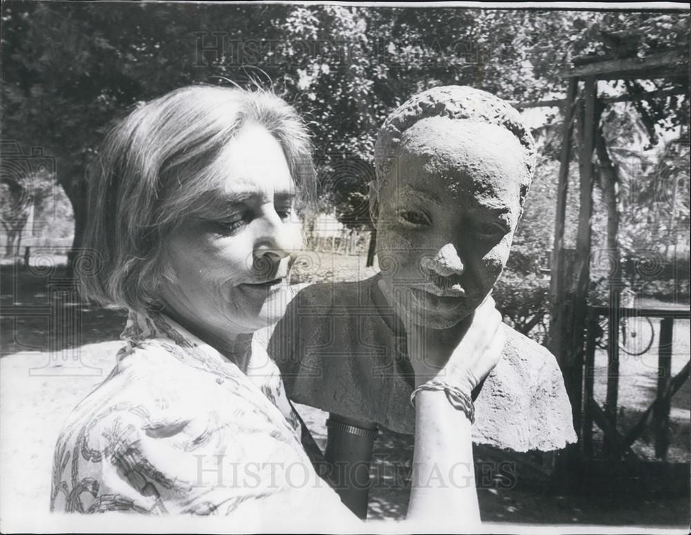 1966 Press Photo Clara Quien Sculptor With Bust President Nyerere Tanzania - Historic Images