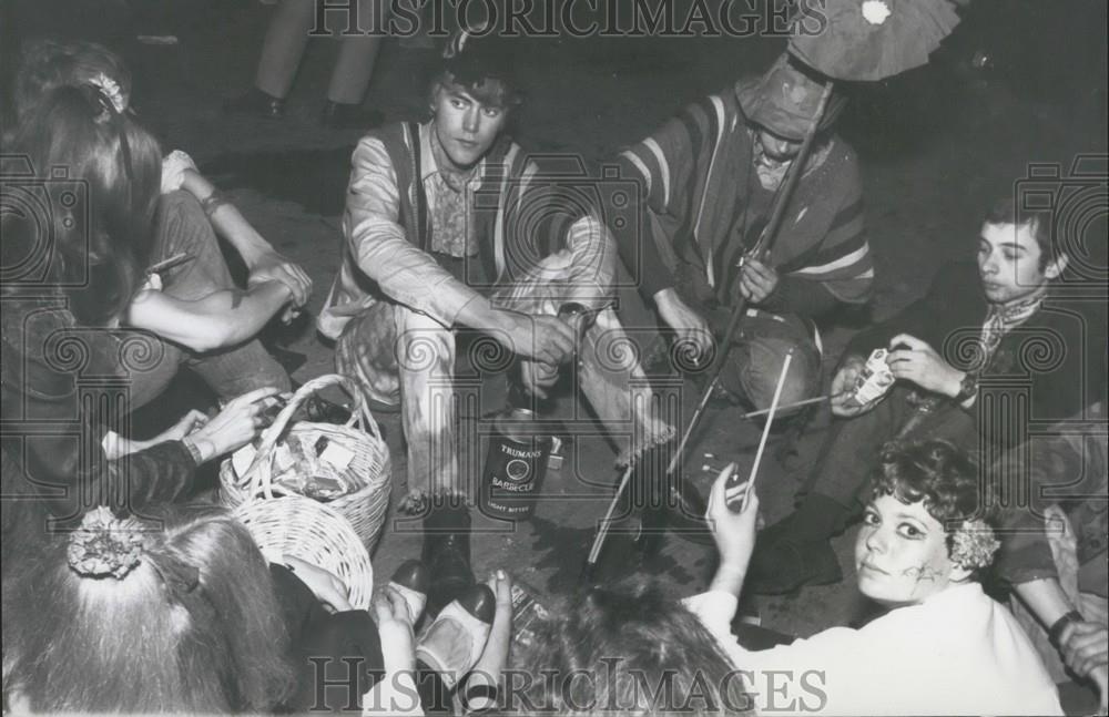 Press Photo Party Scene, Fancy Dress, Canned Beer - Historic Images