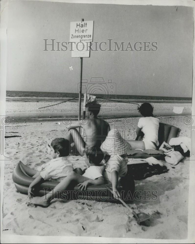 1964 Press Photo Family Relaxing On Beach Priwall Near Travanmude Germany - Historic Images