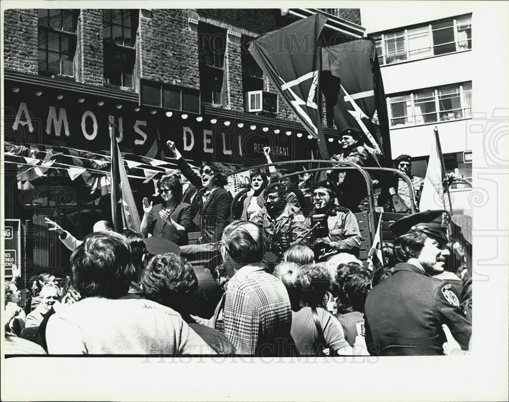 1980 Press Photo Anti-Castro Cubans demonstrated in front of the Cuban Mission - Historic Images