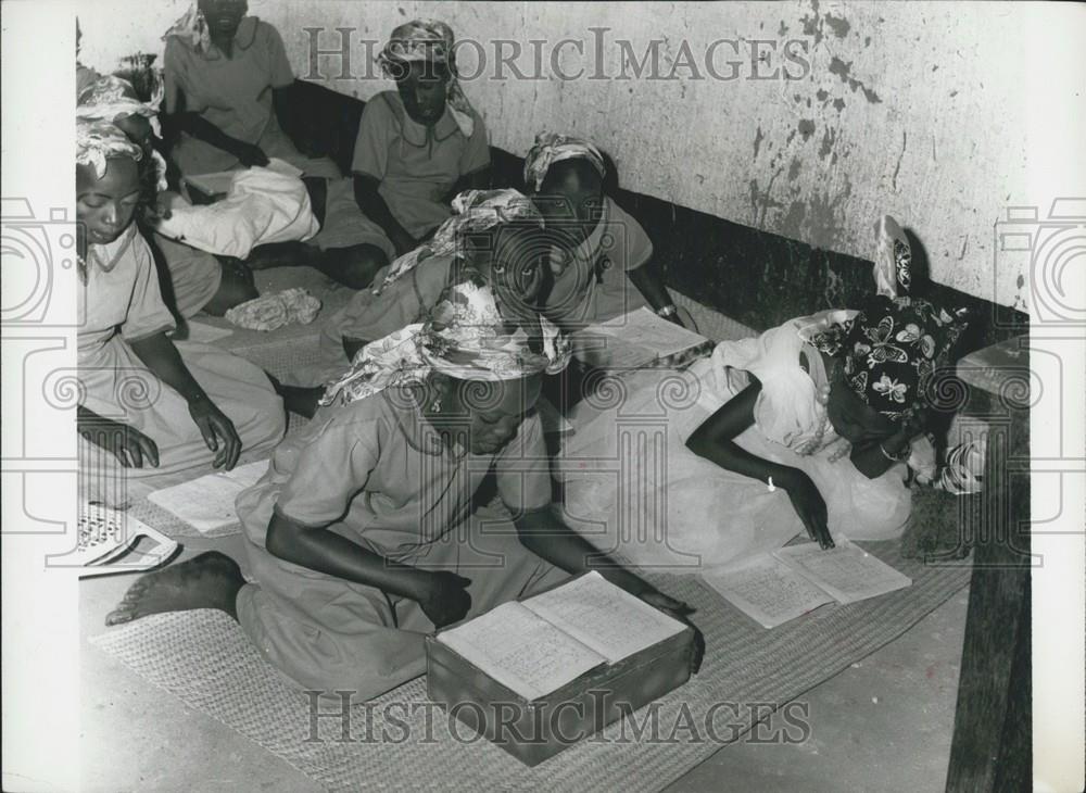 Press Photo African girls in class - Historic Images