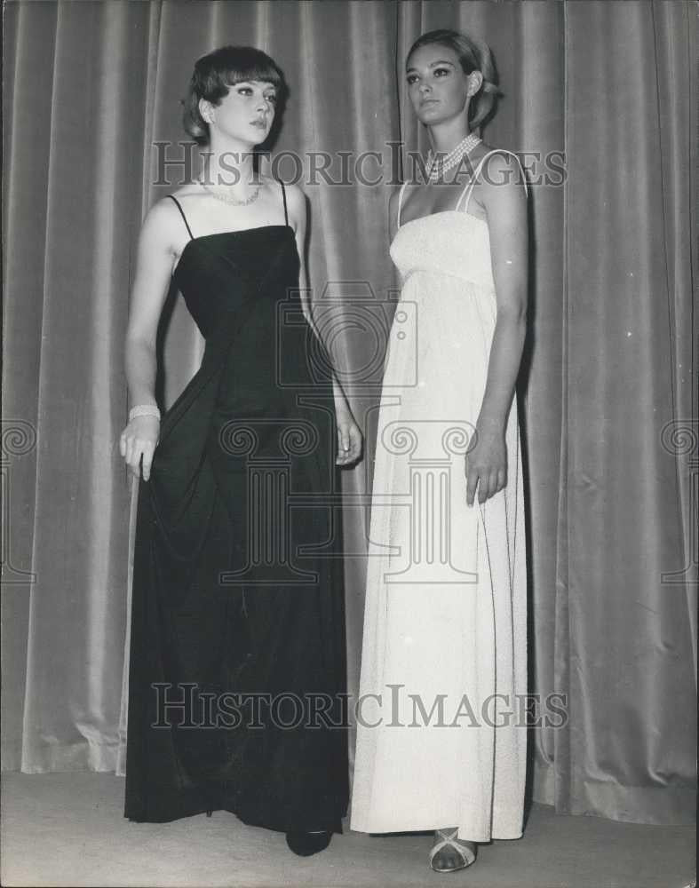 1965 Press Photo Mattli&#39;s Winter Collection Nikki Ross and Christine - Historic Images