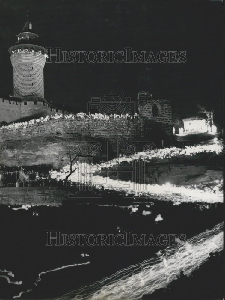 1956 Press Photo Nuremberg Castle Illuminted By Lanterns For Christmas - Historic Images