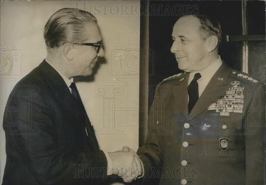 1963 Press Photo General Lyman L. Lemnitzer  & German Kai-Uwe von Hassel - Historic Images