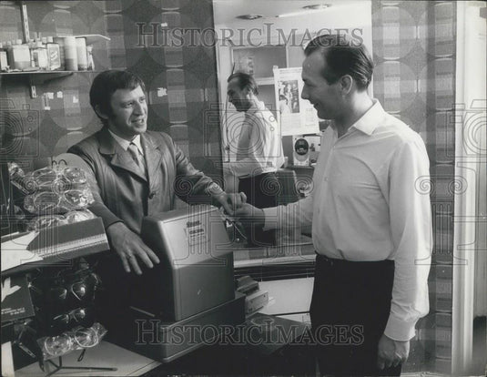 Press Photo Patient Pays Mike Fortag Owner of World's First Hangover Clinic - Historic Images