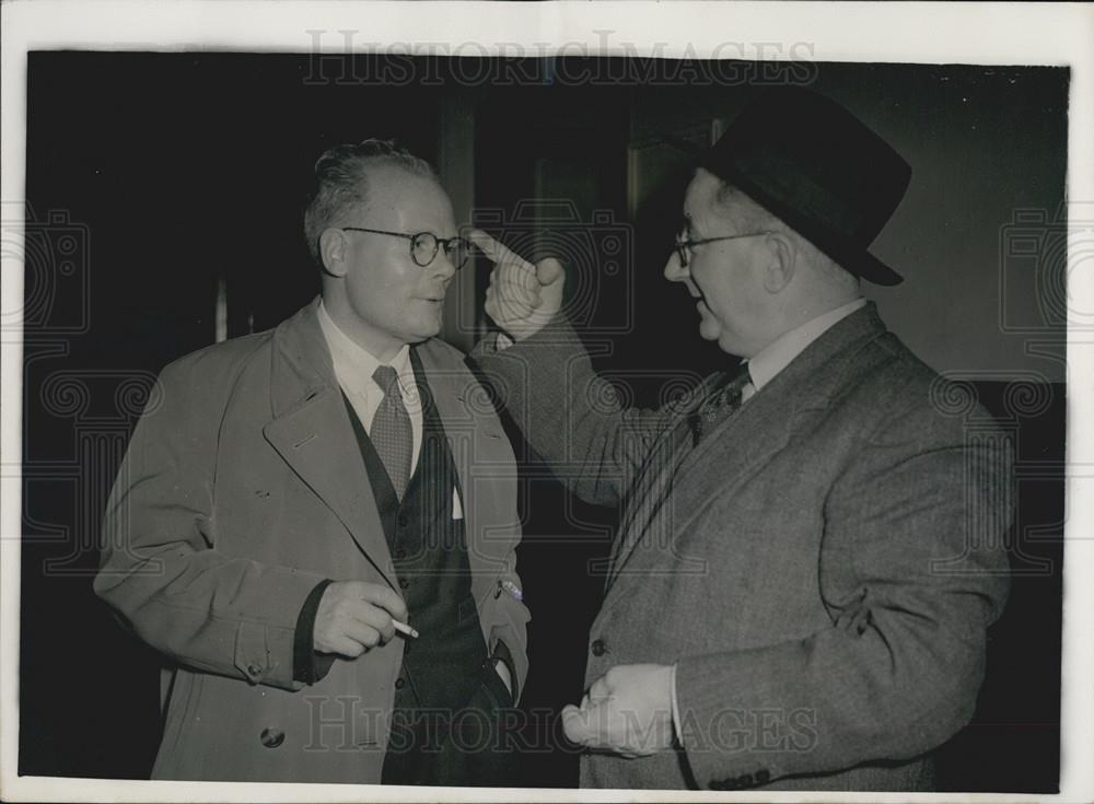 1954 Press Photo Docker&#39;s Strike Meeting at the Albert Hall Breaks Up in Confusi - Historic Images