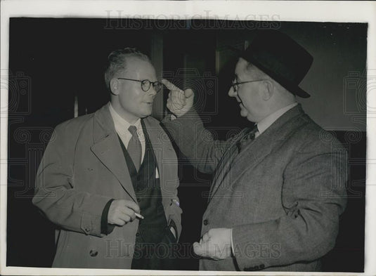 1954 Press Photo Docker's Strike Meeting at the Albert Hall Breaks Up in Confusi - Historic Images