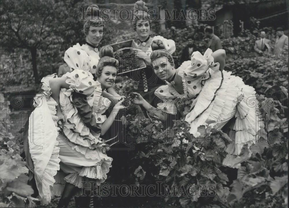 Press Photo Annual Fete of Grape harvesting in Montmartre - Historic Images