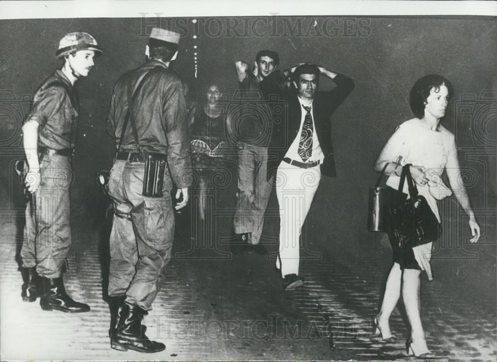 1973 Press Photo Police Members La Plata Buenos Aires Surrender Army Argentina - Historic Images