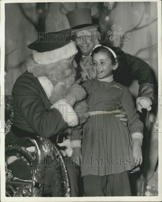 1956 Press Photo Child Refugee from Hungary Meets ''Santa Claus'' Jolan Blau - Historic Images