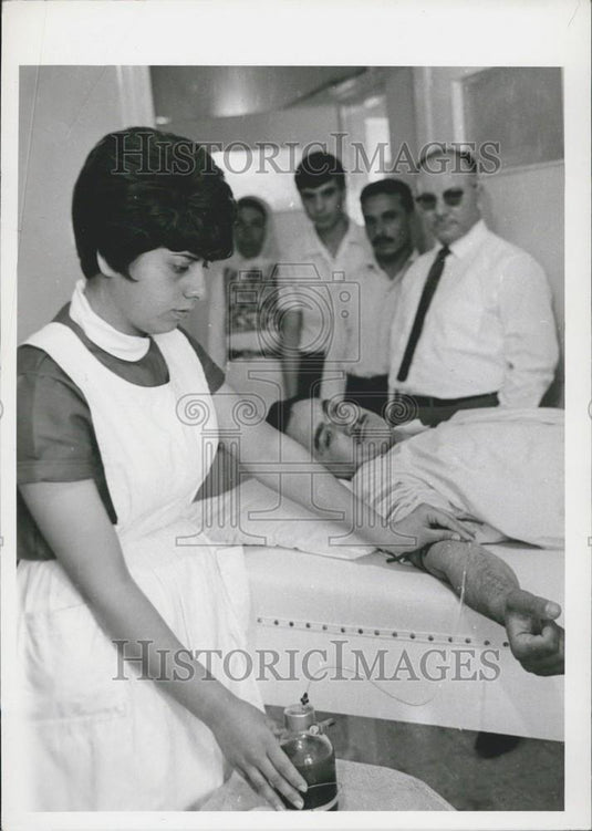 1967 Press Photo A Jordanian Citizen donating his blood - Historic Images