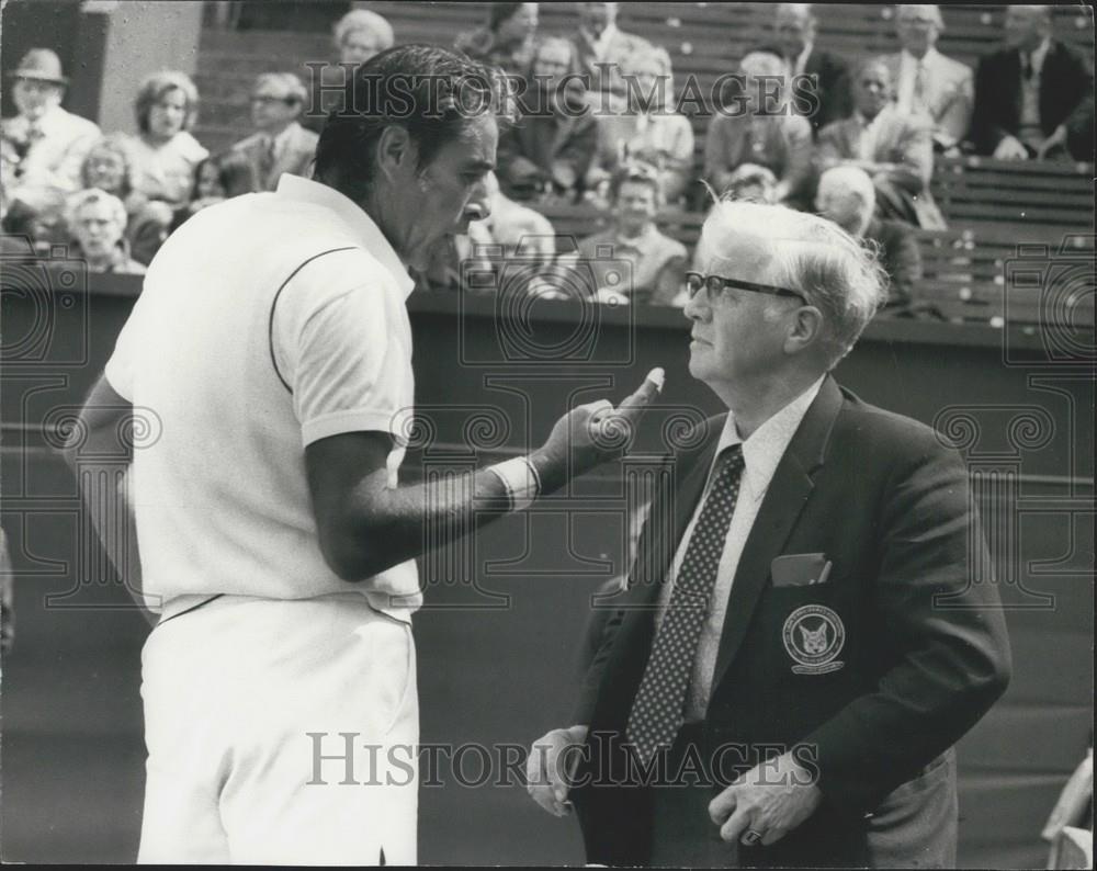 1972 Press Photo Pancho Gonzales Walks Off Court During Match Rothmans Tennis - Historic Images