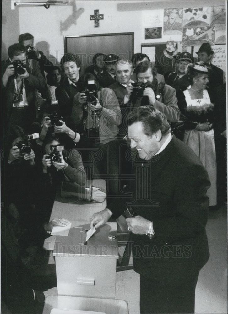 1980 Press Photo Franz-Josef Strauss Delivers His Voting-Paper - Historic Images
