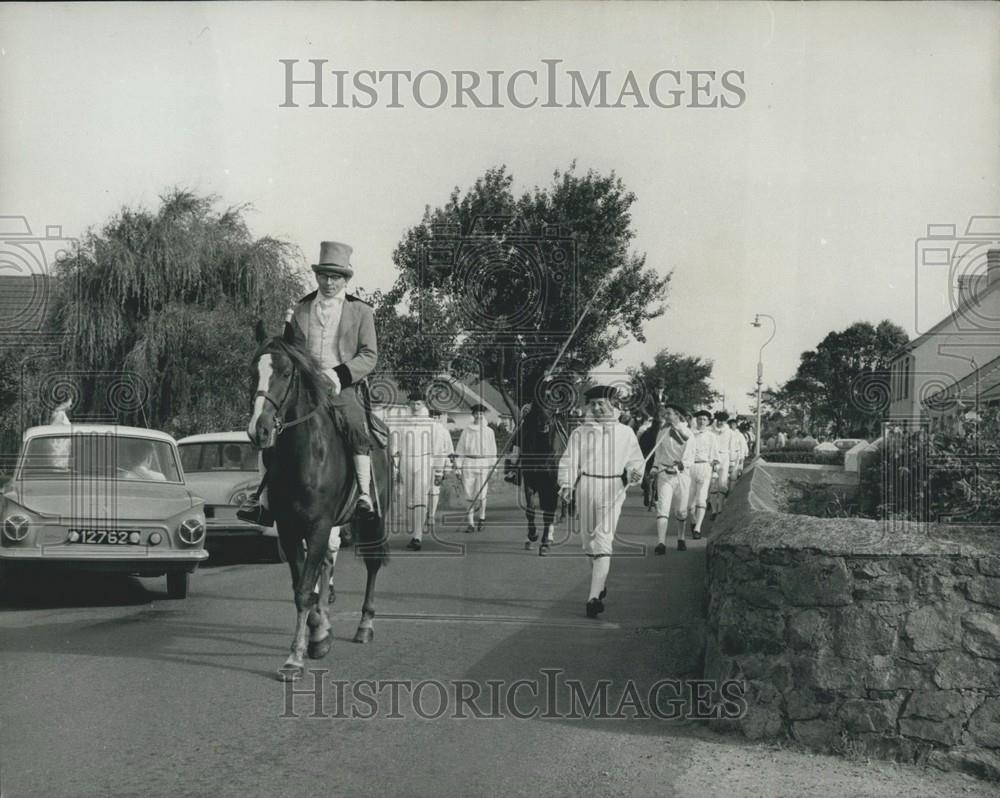 Press Photo Procession Moves Off In Early 19th Century Costumes - Historic Images