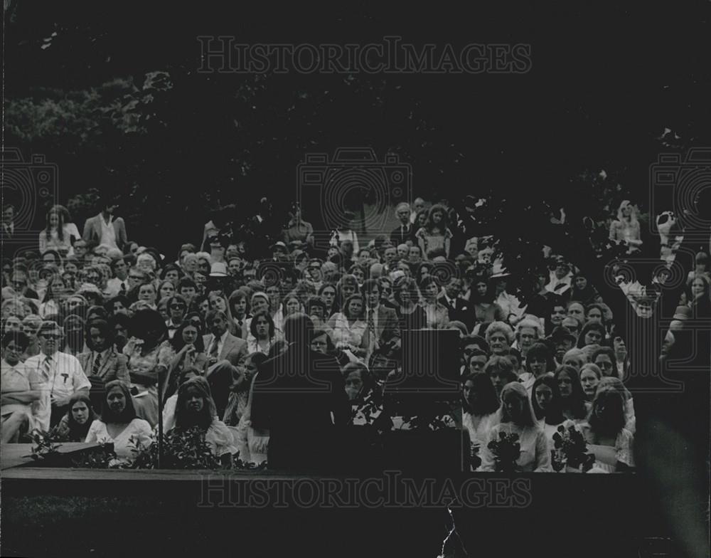 Press Photo People Gathering for Kennedy Speech - Historic Images