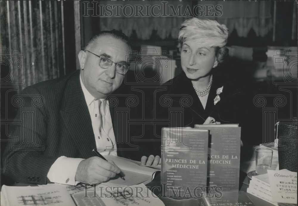 1959 Press Photo The famous Paris Surgeon Diamant-Berger and wife - Historic Images