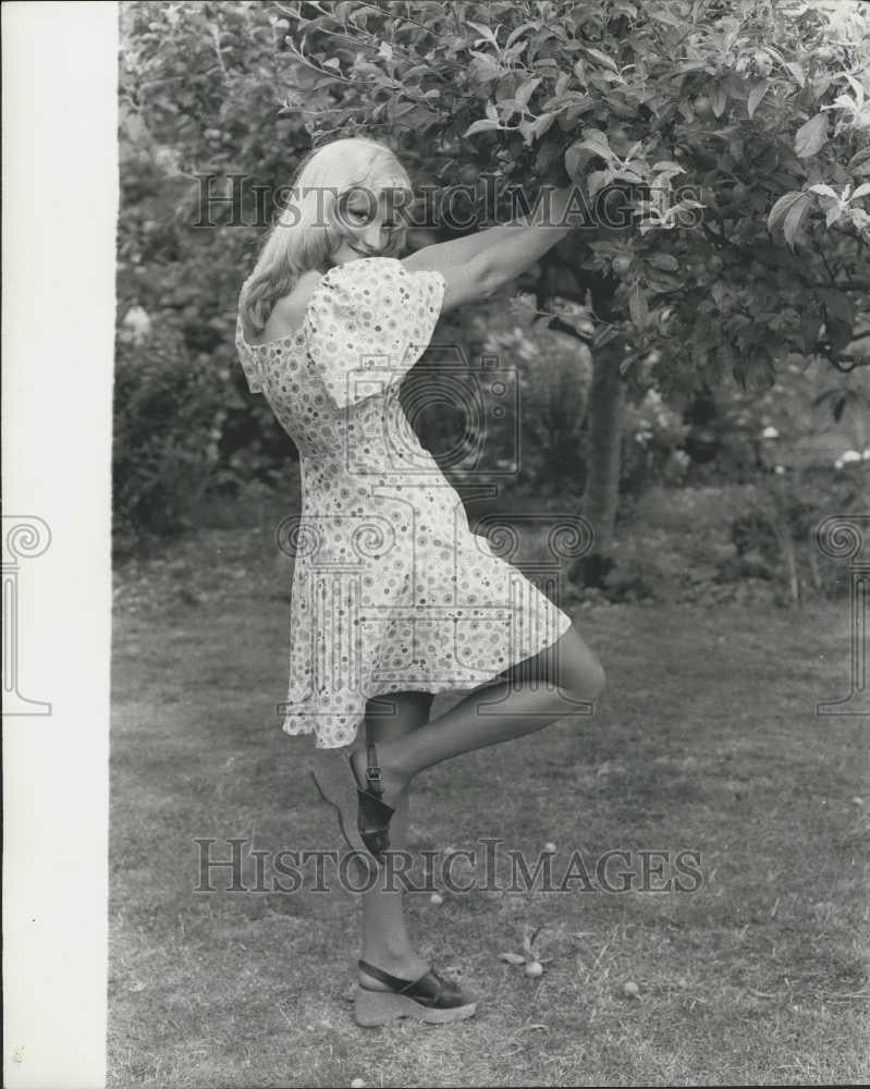 Press Photo Donna at Her Southampton Home - Historic Images