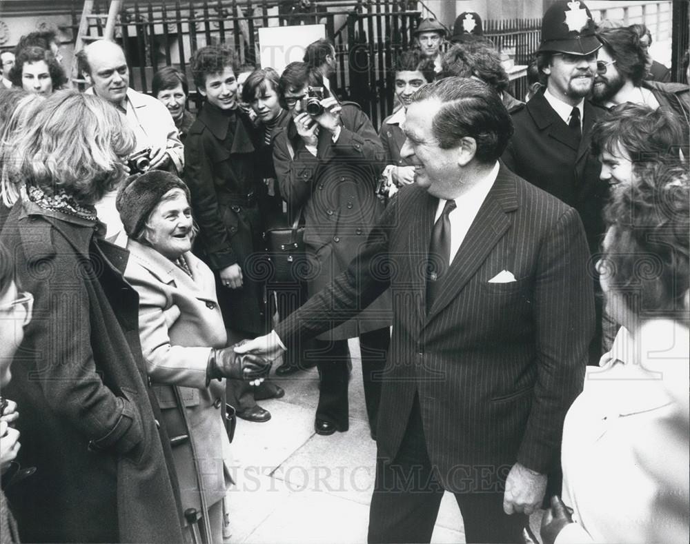 1976 Press Photo The Chancellor Haeley takes a morning Stroll - Historic Images