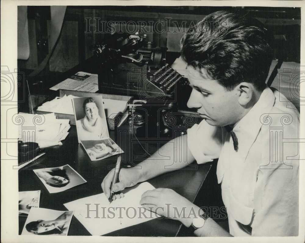 1957 Press Photo Honorable Tony Moynihan Heir Lord Italy Signs Declaration Duel - Historic Images