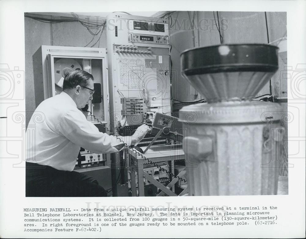 Press Photo Unique Rainfall Measuring System is Received at a Terminal in the Be - Historic Images