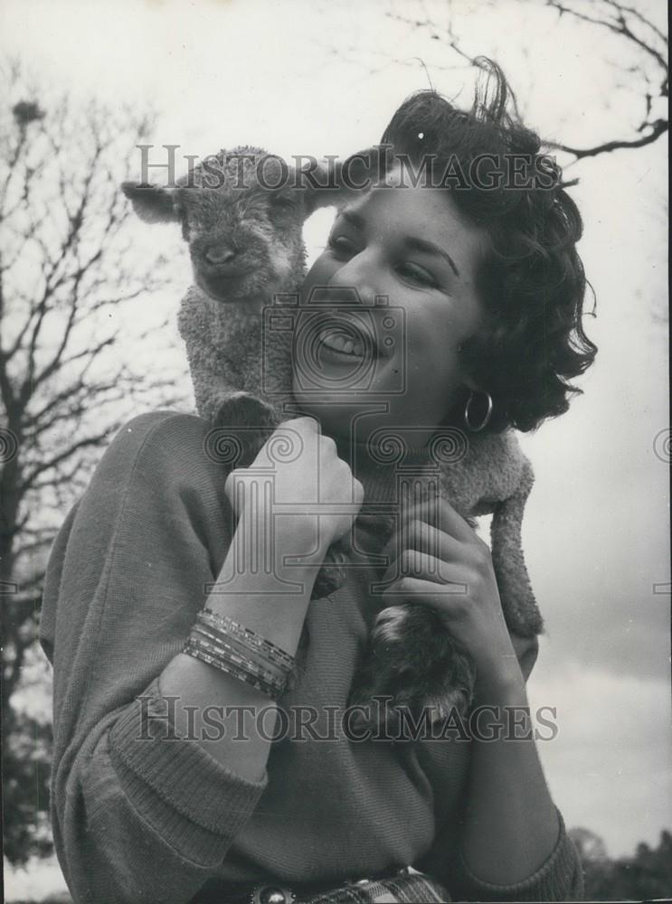 Press Photo of Aida Foster student with cuddly lamb at High Lokley Farm - Historic Images