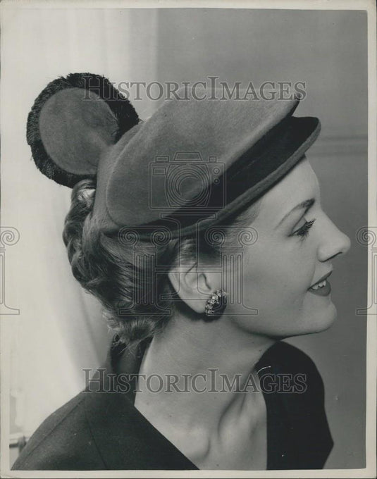 1952 Press Photo Red Taupe Cloche Hat Minoan London By Madame Vernier - Historic Images