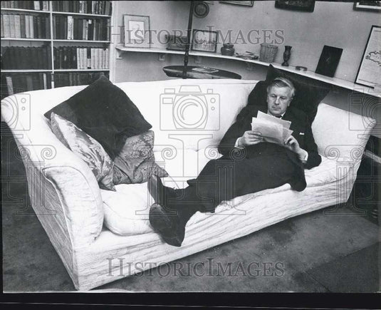 1964 Press Photo Liberal leader Jo Grimond seen relaxing at his Kew Green home - Historic Images