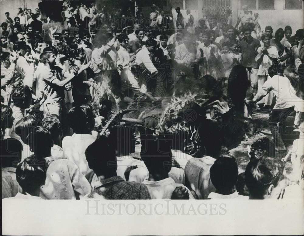 1966 Press Photo Rioters injured in Delhi - Historic Images