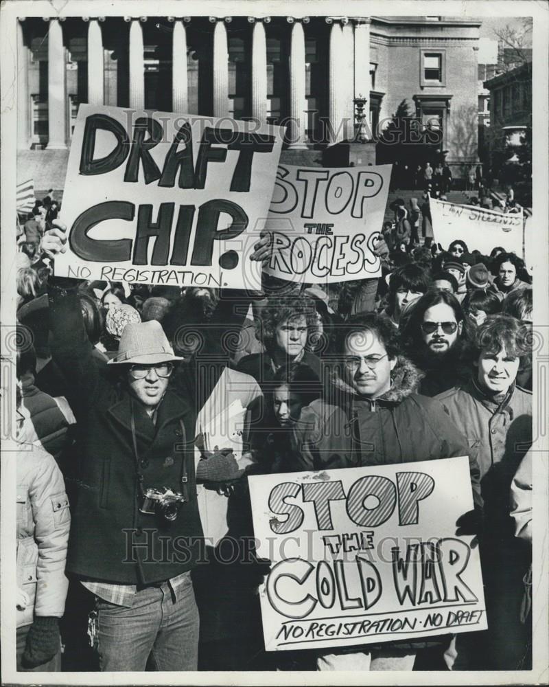 1980 Press Photo Anti Draft protesters took their cause to the campus - Historic Images