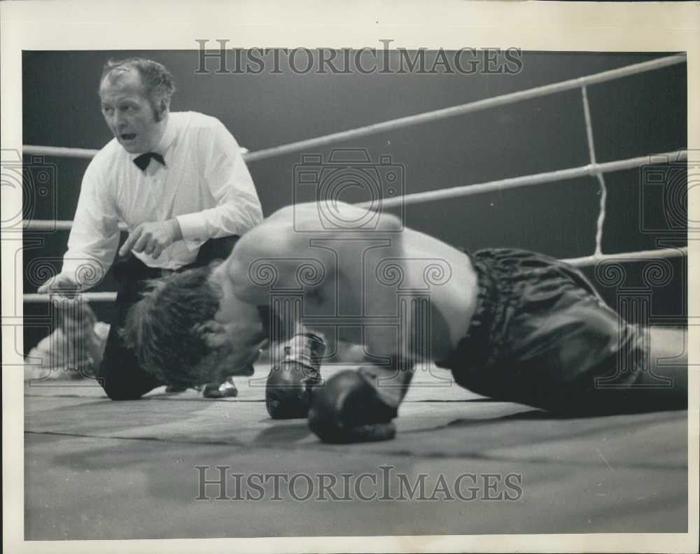 1972 Press Photo Ralph Charles Knocked Out By Jose Napoles - Historic Images