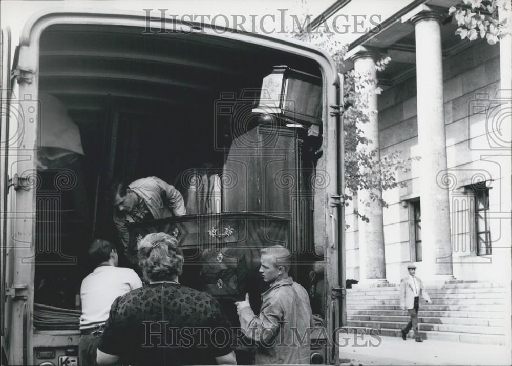 1963 Press Photo Furniture Movers Unload Pieces In Front House Art Munich - Historic Images