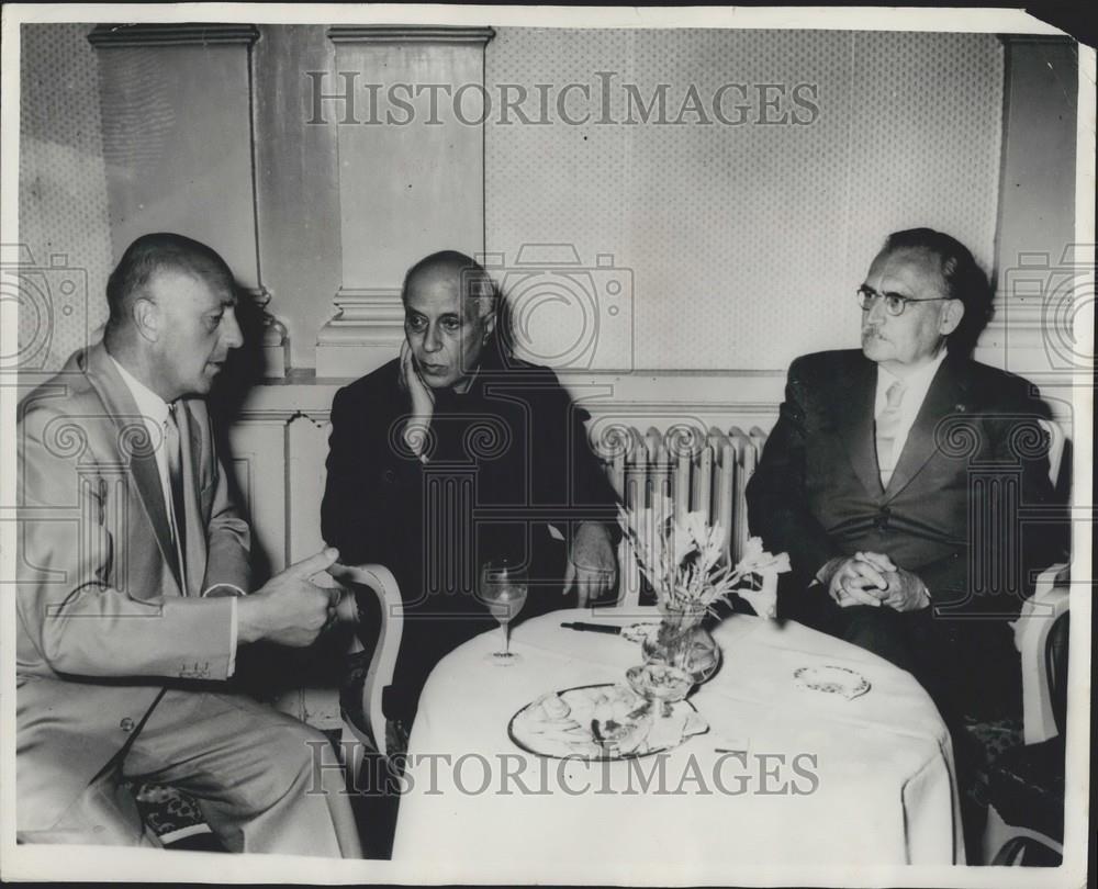 1957 Press Photo India&#39;s PM,, Mr. Nehru, Dr. S. L. Mansholt&amp; PM Dr. W. Dress - Historic Images