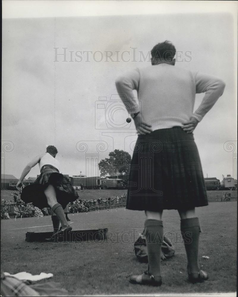 Press Photo Crieff Highland Gathering Market Place Stewart Competing Putting - Historic Images