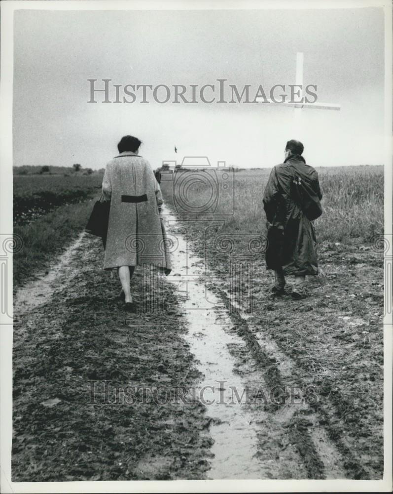 1963 Press Photo Two of many Ban the bomb demonstrators - Historic Images