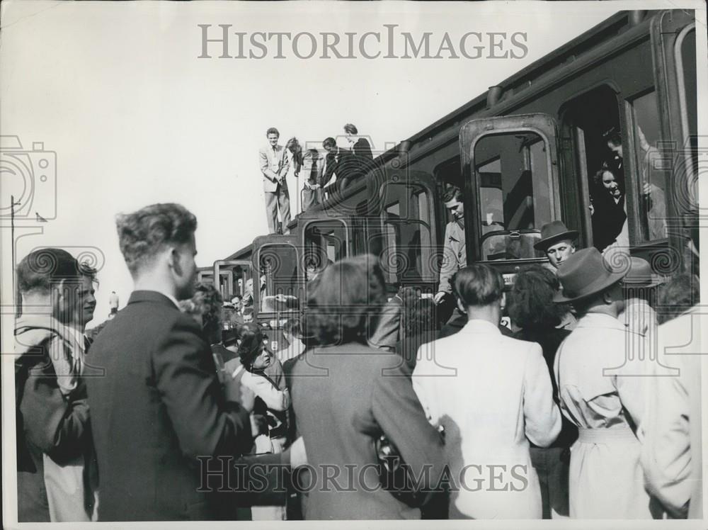 Press Photo Silesian Wedding Market Wodel Holstein Train Arrival - Historic Images