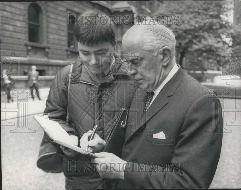 1970 Press Photo Michael Stewart Foreign Minister Gives Autograph - Historic Images