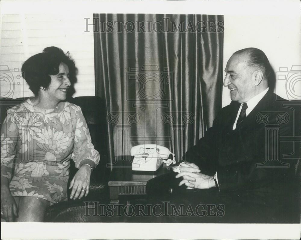 1970 Press Photo British Labour MP Margaret McKay In Jordan Meeting Bahjat - Historic Images