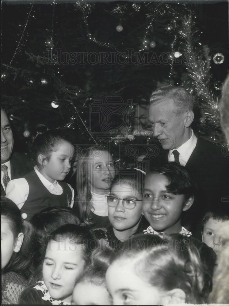 1968 Press Photo French Prime Minister Couve De Murville at Christmas Party - Historic Images