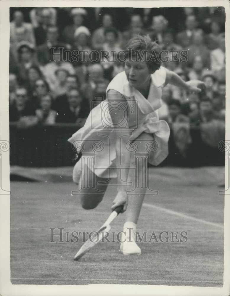 1958 Press Photo Wimbledon Tennis Christine Truman Playing - Historic Images